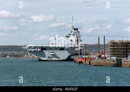 Portsmouth england uk.arsenal de la marine royale avec porte-avions HMS Queen Elizabeth aux côtés de la princesse royale jetée. août 2017. Banque D'Images