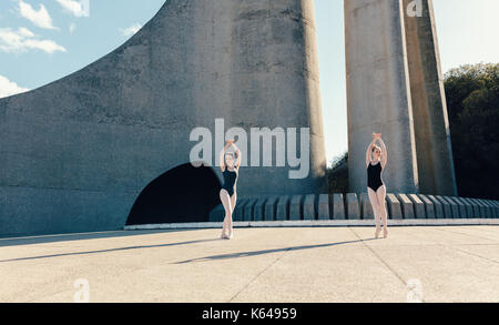 Danseurs de Ballet de danse pratiquant à l'extérieur. Les danseurs de ballet effectuant un duo à la synchronisation. Banque D'Images