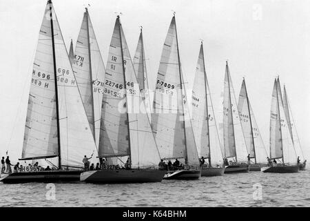 Nouvelles photos d'ajax. 29 juillet, 1981. solent,angleterre. Admiral's Cup - Flotte - début de la 1ère course après rappel général. photo:jonathan eastland/ajax ref:yar   flotte adc 28 1981 Banque D'Images