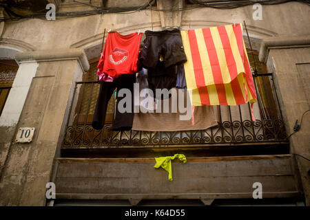 Barcelone, Catalogne, espagne. Sep 11, 2017. un drapeau catalan se bloque à partir d'un balcon à Barcelone durant la journée nationale de la catalogne. gouvernement catalan vise à célébrer un référendum sur l'indépendance prochain premier octobre. crédit : jordi boixareu/zuma/Alamy fil live news Banque D'Images