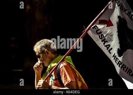 Barcelone, Espagne. Sep 11, 2017. d'un militant pro-indépendantiste basque avec son drapeau est considéré sur le 'diada' (fête nationale catalane) à Barcelone crédit : Matthias rickenbach/Alamy live news Banque D'Images