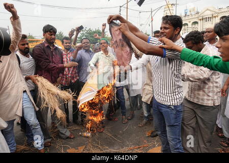 L'ouest du Bengale musulmans se sont réunis aujourd'hui à Kolkata et faisant preuve d'une grande manifestation sur la question des Rohingyas contre le conseiller d'Etat du Myanmar Aung San Suu Kyi le 11 septembre , 2017. Banque D'Images