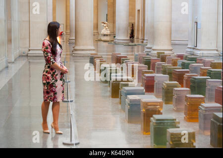 La Tate Britain, Londres, Royaume-Uni. Sep 11, 2017. Exposition de grande envergure de travail par l'artiste contemporain Rachel Whiteread se déroule du 12 septembre 2017 au 21 janvier 2018, y compris des sculptures à grande échelle. Photographie : Sans titre (100 places), 1995. Posés avec galerie personnel. Résine 100 moulages de la face inférieure des chaises, affiché dans le Nerval des galeries. Credit : Malcolm Park/Alamy Live News. Banque D'Images