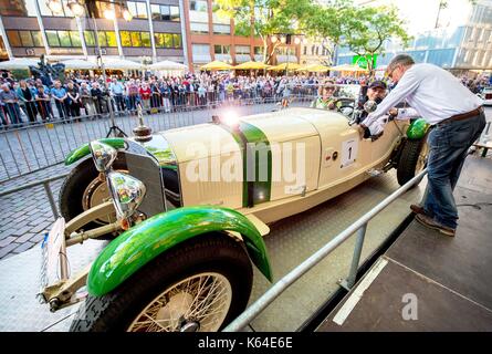 Oldenburg, Allemagne. 26 mai, 2017. Les participants commencent avec une voiture d'époque de type mercedes-benz ss 710 au grand prix de la ville d'Oldenburg (Allemagne), 26 mai 2017. Utilisation dans le monde entier | credit : dpa/Alamy live news Banque D'Images