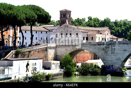 Rom, Italie. 18 juillet, 2017. pont ponte Ponte Cestio et église Basilica di San Bartolomeo à Rome (Italie), le 18 juillet 2017. Utilisation dans le monde entier | credit : dpa/Alamy live news Banque D'Images