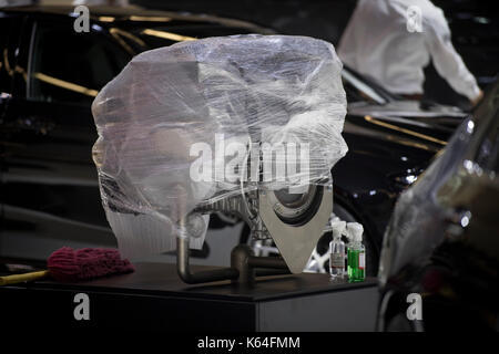 Francfort, Allemagne. Sep 11, 2017. Un moteur est couvert sur le terrain de la foire de Francfort/Main, Allemagne, 11 septembre 2017. l'International Motor Show (IAA) est sur entre 14 et 24 septembre 2017. Plus de 1 000 fabricant de près de 40 pays présentent leurs produits à la foire de renommée. Crédit photo : dpa alliance/Alamy live news Banque D'Images