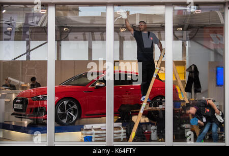 Francfort, Allemagne. Sep 11, 2017 nettoyeurs. préparer une audi pour leur juste à Francfort/Main, Allemagne, 11 septembre 2017. l'International Motor Show (IAA) est sur entre 14 et 24 septembre 2017. Plus de 1 000 fabricant de près de 40 pays présentent leurs produits à la foire de renommée. Crédit photo : dpa alliance/Alamy live news Banque D'Images