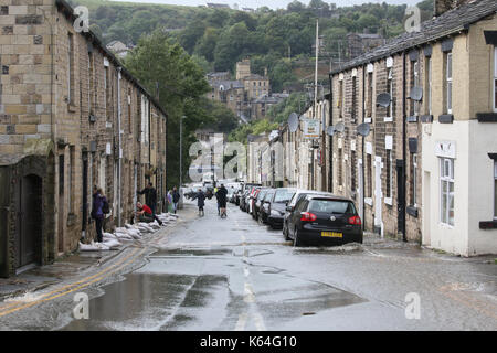 Mossley, UK. Sep 11, 2017. Des sacs aux portes des maisons sur Micklehurst Road, Mossley, Greater Manchester, 11 Septembre, 2017 Crédit : Barbara Cook/Alamy Live News Banque D'Images