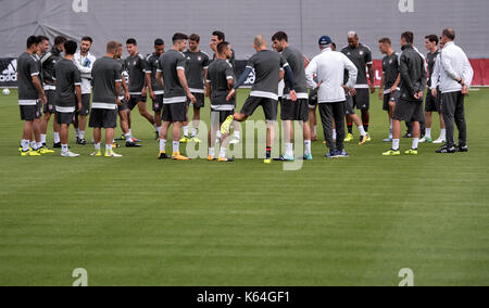 Munich, Allemagne. Sep 11, 2017. l'ensemble de l'équipe se réunit au cours de la dernière session de formation du Bayern Munich à Munich, Allemagne, le 11 septembre 2017. Bayern Munich jouera contre le RSC Anderlecht en ligue des champions phase de groupes le 12 septembre 2017. photo : Sven hoppe/dpa/Alamy live news Banque D'Images