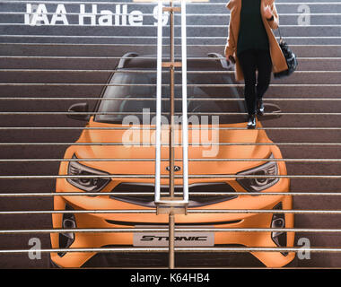 Francfort, Allemagne. Sep 11, 2017. Une photo de la nouvelle kia stonic est imprimé sur l'escalier de la station de métro 'Messe' (lit. juste) à Francfort/Main, Allemagne, 11 septembre 2017. Plus de 1 000 fabricant de près de 40 pays présentent leurs produits à la foire de renommée. Crédit photo : dpa alliance/Alamy live news Banque D'Images