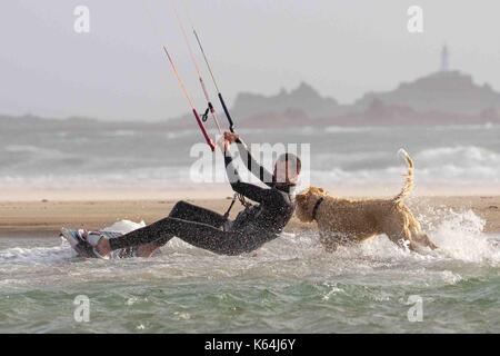 St Ouens, New Jersey. Sep 11, 2017. Météo britannique. Channel Islands soir exercice pour Kite Surfer & chien sur St Quens beach. Credit : Gordon Shoosmith/Alamy Live News Banque D'Images