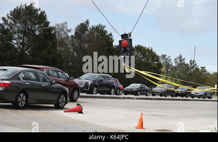 Plantation, FL, USA. Sep 11, 2017. Un feu de circulation accrocher lâchement le long de Sunrise Blvd. dans plantation un jour après l'ouragan irma frappe l'alimentation affectant 1,6 millions de personnes en Floride. carline jean/photographe : crédit-sun sentinel/zuma/Alamy fil live news Banque D'Images