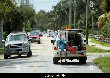 11 septembre 2017 - Fort Lauderdale, FL, USA - un homme monté dans un vus est titulaire d'un kayak dans le véhicule à fort lauderdale le lundi, sept. 11, 2017, après l'ouragan irma a soufflé à travers le sud de la floride. amy beth Bennett, Sun Sentinel (image Crédit : © sun-sentinel via zuma sur le fil) Banque D'Images