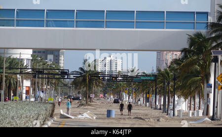 Fort Lauderdale, FL, USA. 11Th sep 2017. Les piétons marcher dans le sable en couverts a1a lundi, sept. 11, 2017, dans la région de Lauderdale firt, après le passage du cyclone irma : crédit-sun sentinel/zuma/Alamy fil live news Banque D'Images