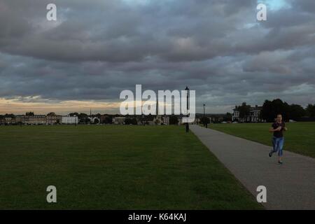 Londres, Royaume-Uni. Sep 11, 2017. Météo britannique. Pluie nuages sombres sur Blackheath, Londres du sud-est. Credit : Claire Doherty Alamy/Live News Banque D'Images