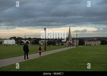 Londres, Royaume-Uni. Sep 11, 2017. Météo britannique. Pluie nuages sombres au coucher de soleil sur Blackheath, Londres du sud-est . Credit : Claire Doherty Alamy/Live News Banque D'Images