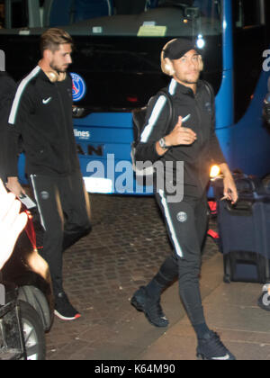 Glasgow, Ecosse, Royaume-Uni. 11 Septembre, 2017. Neymar, et le reste du Paris Saint-Germain (PSG) équipe de football arrivent à l'aéroport de Glasgow à partir de la France, l'avenir de demain Ligue des Champions match qualificatif contre Celtic. Appelés à jouer devant une foule de près de 58 000 fans au Celtic Park, sont les Parisiens' Edinson Cavani, plus récente signature, Neymar, et Kylian Mbappé (prêté par l'AS Monaco). Compte tenu de la visibilité de jeu, et les récentes attaques terroristes, de nouvelles mesures de sécurité dans et autour du stade sera en place. Iain McGuinness / Alamy Live News Banque D'Images