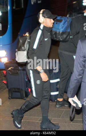 Glasgow, Ecosse, Royaume-Uni. 11 Septembre, 2017. Neymar, et le reste du Paris Saint-Germain (PSG) équipe de football arrivent à l'aéroport de Glasgow à partir de la France, l'avenir de demain Ligue des Champions match qualificatif contre Celtic. Appelés à jouer devant une foule de près de 58 000 fans au Celtic Park, sont les Parisiens' Edinson Cavani, plus récente signature, Neymar, et Kylian Mbappé (prêté par l'AS Monaco). Compte tenu de la visibilité de jeu, et les récentes attaques terroristes, de nouvelles mesures de sécurité dans et autour du stade sera en place. Iain McGuinness / Alamy Live News Banque D'Images