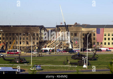 Washington, DC, USA. 12 sep, 2001. 11 septembre 2017 - L'Amérique se souvient de la journée fatidique du 11 septembre 2001 sur la commémoration de la 16e anniversaire des attaques terroristes qui ont tué près de 3 000 personnes quand les pirates de l'avion les avions dans le world trade center de new york, le Pentagone et un champ près de shanksville, Pennsylvanie photo : sep 12, 2001 ; Washington, DC, USA ; le pentagone suite où plus de 200 personnes sont mortes, y compris les 64 personnes sur les pirates de l'avion qui volait dans le pentagone par les terroristes, le 11 septembre 2001. Crédit photo : laura farr/admedia photo (cred Banque D'Images