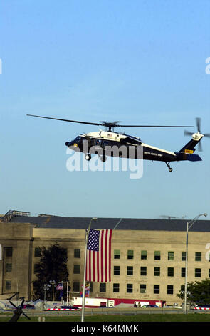 Washington, DC, USA. 12 sep, 2001. 11 septembre 2017 - L'Amérique se souvient de la journée fatidique du 11 septembre 2001 sur la commémoration de la 16e anniversaire des attaques terroristes qui ont tué près de 3 000 personnes quand les pirates de l'avion les avions dans le world trade center de new york, le Pentagone et un champ près de shanksville, Pennsylvanie photo : sep 12, 2001 ; Washington, DC, USA ; le président Bush arrive par hélicoptère pour voir et inspecter les dommages du pentagone première main après les pompiers extinquished les flammes. Crédit photo : laura farr/admedia (crédit photo : image © laura farr/admedia v Banque D'Images