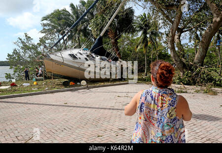 Miami, Floride, USA. Sep 11, 2017. un voilier s'est immobilisé près d'un stationnement du côté est de dîner à miami clé après l'ouragan irma. crédit : sun-sentinel/zuma/Alamy fil live news Banque D'Images