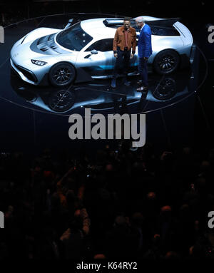 Francfort, Allemagne. 11Th sep 2017. Dieter Zetsche (r), président du constructeur automobile allemand Daimler AG et responsable de mercedes-benz voitures, et mercedes' pilote britannique Lewis Hamilton posent devant un projet mercedes amg une voiture pendant une nuit d'aperçu pour les médias à la veille de l'ouverture de l'internationale automobil ausstellung (IAA) de Francfort am Main, Allemagne de l'ouest, sur sept. 11, 2017. crédit : luo huanhuan/Xinhua/Alamy live news Banque D'Images