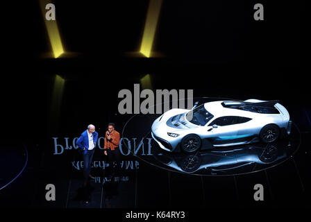 Francfort, Allemagne. 11Th sep 2017. Dieter Zetsche (l), président du constructeur automobile allemand Daimler AG et responsable de mercedes-benz voitures, et mercedes' pilote britannique Lewis Hamilton posent devant un projet mercedes amg une voiture pendant une nuit d'aperçu pour les médias à la veille de l'ouverture de l'internationale automobil ausstellung (IAA) de Francfort am Main, Allemagne de l'ouest, sur sept. 11, 2017. crédit : luo huanhuan/Xinhua/Alamy live news Banque D'Images