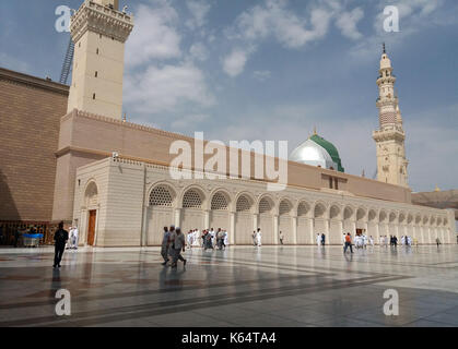 Medina, Arabie Saoudite. 11 septembre 2017. Les pèlerins musulmans visitent le tombeau du prophète Mohammad à Al-Masjid al-Nabawi (la mosquée du prophète) après leur devoir de pèlerinage dans la ville sainte de Médina, Arabie Saoudite 11 septembre 2017 crédit: Mohammed Hassan/APA Images/ZUMA Wire/Alay Live News Banque D'Images