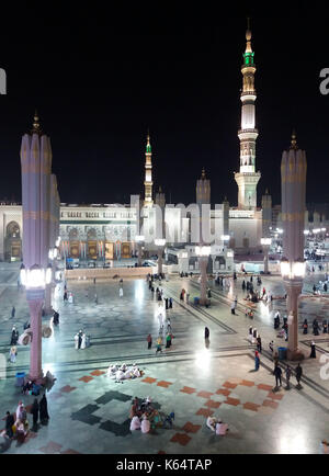 Medina, Arabie Saoudite. 11 septembre 2017. Les pèlerins musulmans visitent le tombeau du prophète Mohammad à Al-Masjid al-Nabawi (la mosquée du prophète) après leur devoir de pèlerinage dans la ville sainte de Médina, Arabie Saoudite 11 septembre 2017 crédit: Mohammed Hassan/APA Images/ZUMA Wire/Alay Live News Banque D'Images