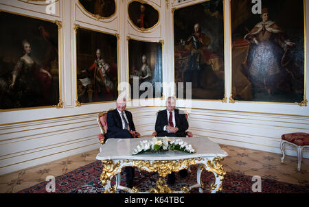 Prague, République tchèque, Allemagne. 12 sep, 2017. Le président allemand frank-Walter Steinmeier (l) et le président de la République tchèque milo· zeman rencontrez dans le château de Prague à Prague, République tchèque, Allemagne, 12 septembre 2017. Le président allemand sera dans la capitale de la République tchèque pour une demi-journée de visite inaugurale. photo : Bernd von jutrczenka/dpa/Alamy live news Banque D'Images