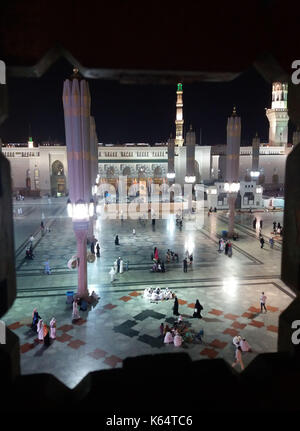 Medina, Arabie Saoudite. 11 septembre 2017. Les pèlerins musulmans visitent le tombeau du prophète Mohammad à Al-Masjid al-Nabawi (la mosquée du prophète) après leur devoir de pèlerinage dans la ville sainte de Médina, Arabie Saoudite 11 septembre 2017 crédit: Mohammed Hassan/APA Images/ZUMA Wire/Alay Live News Banque D'Images