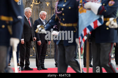Prague, République tchèque, Allemagne. 12 sep, 2017. Le président allemand frank-Walter Steinmeier (r) est accueilli par le président de la République tchèque milo· zeman avec honneurs militaires au château de Prague à Prague, République tchèque, Allemagne, 12 septembre 2017. Le président allemand sera dans la capitale de la République tchèque pour une demi-journée de visite inaugurale. photo : Bernd von jutrczenka/dpa/Alamy live news Banque D'Images