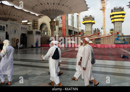 Medina, Arabie Saoudite. 11 septembre 2017. Les pèlerins musulmans visitent le tombeau du prophète Mohammad à Al-Masjid al-Nabawi (la mosquée du prophète) après leur devoir de pèlerinage dans la ville sainte de Médina, Arabie Saoudite 11 septembre 2017 crédit: Mohammed Hassan/APA Images/ZUMA Wire/Alay Live News Banque D'Images