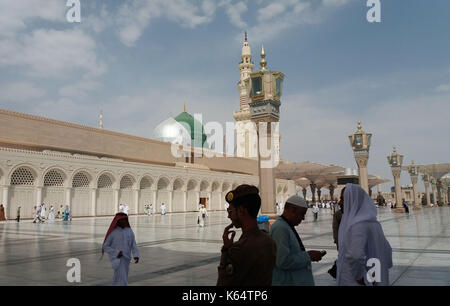 Medina, Arabie Saoudite. 11 septembre 2017. Les pèlerins musulmans visitent le tombeau du prophète Mohammad à Al-Masjid al-Nabawi (la mosquée du prophète) après leur devoir de pèlerinage dans la ville sainte de Médina, Arabie Saoudite 11 septembre 2017 crédit: Mohammed Hassan/APA Images/ZUMA Wire/Alay Live News Banque D'Images