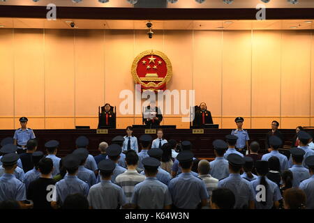 (170912) -- Beijing, sept. 12, 2017 (Xinhua) -- Vingt-six cadres d'un chinois en ligne peer-to-peer (p2p) prêteur sont remis des peines allant de trois ans à l'emprisonnement à vie pour tricher le public sur l'importante somme d'argent à Beijing, capitale de la Chine, sept. 12, 2017. anhui yucheng et yucheng global, les exploitants de prêteur en ligne ezubao p2p, et 10 dirigeants d'entreprise, y compris l'établissement yucheng président ding ning, a été trouvé coupable de fraude de collecte de fonds, a déclaré l'beijing no. 1. le tribunal populaire intermédiaire de 16 autres ont été reconnus coupables d'avoir illégalement l'absorption de dépôts publics. (Xinhua/la beijing n Banque D'Images