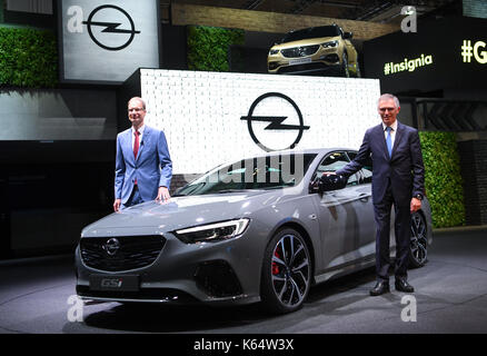 Francfort, Allemagne. 12 sep, 2017. dpatop - Carlos Tavares (l), PDG du groupe PSA et le chef d'Opel michael lohscheller présente la nouvelle Opel Insignia opel gsi au stand à l'internationale automobil-ausstellung (IAA) (Allemagne) Salon international de l'automobile de Francfort am Main, Allemagne, 12 septembre 2017. à partir de 14-24 septembre producteurs présentent leurs innovations au plus grand salon de l'automobile. crédit : afp photo alliance/Alamy live news crédit : afp photo alliance/Alamy live news Banque D'Images