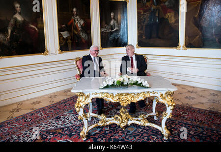 Prague, République tchèque, Allemagne. 12 sep, 2017. Le président allemand frank-Walter Steinmeier (l) et le président de la République tchèque milo· zeman rencontrez dans le château de Prague à Prague, République tchèque, Allemagne, 12 septembre 2017. Le président allemand sera dans la capitale de la République tchèque pour une demi-journée de visite inaugurale. photo : Bernd von jutrczenka/dpa/Alamy live news Banque D'Images