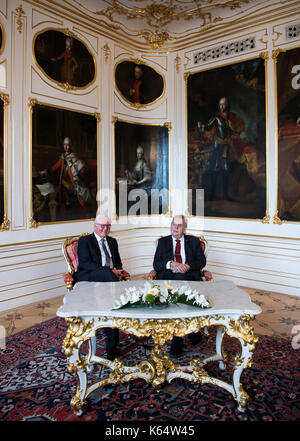Prague, République tchèque, Allemagne. 12 sep, 2017. Le président allemand frank-Walter Steinmeier (l) et le président de la République tchèque milo· zeman rencontrez dans le château de Prague à Prague, République tchèque, Allemagne, 12 septembre 2017. Le président allemand sera dans la capitale de la République tchèque pour une demi-journée de visite inaugurale. photo : Bernd von jutrczenka/dpa/Alamy live news Banque D'Images