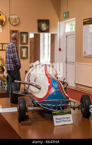 Voiture de course jouet avec moteur 2 temps construit pour le prince Charles dans le musée à Sandringham, Norfolk, England, UK Banque D'Images