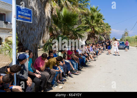 La Grèce, l'île de Kos, le 2015/06/13. Les migrants en attente de personnes pour nous donner la nourriture en face de l'abandonné "capitaine Elias' hotel, maintenant le refuge de h Banque D'Images