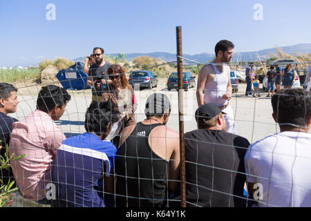 La Grèce, l'île de Kos, le 2015/06/13. Les migrants en attente de personnes pour nous donner la nourriture en face de l'abandonné "capitaine Elias' hotel, maintenant le refuge de h Banque D'Images