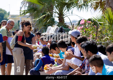 La Grèce, l'île de Kos, le 2015/06/13. La distribution de la nourriture aux migrants en face de l'ancien capitaine Elias' hotel, maintenant le refuge de centaines de Banque D'Images