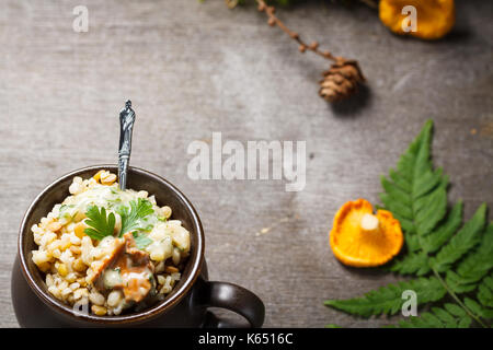 Jaune avec gruau sauce crème de champignons. Banque D'Images