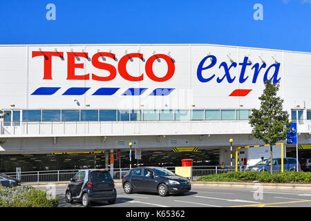 Slough Berkshire Tesco supermarché supplémentaire, au-dessus du magasin location de voitures parc entrant et sortant (hors du champ) à côté de la station essence Tesco UK Banque D'Images