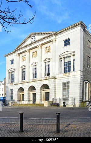 High Street Royaume-uni Chelmsford Essex Shire Hall Angleterre architecture géorgienne (ancien palais de justice) après une rénovation importante domine haut fin High Street Banque D'Images