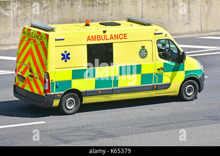 Véhicule ambulance privés exploités par UK Specialist Ambulance Service en voiture sur autoroute M25 dans l'Essex, Angleterre, Royaume-Uni Banque D'Images