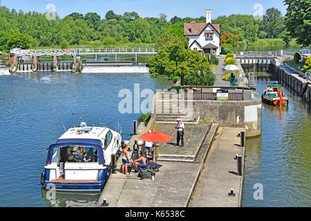 De haut en bas en approche à Goring Lock on tamise dans l'Oxfordshire avec Streatley Berkshire sur loin au-delà de côté weir Banque D'Images