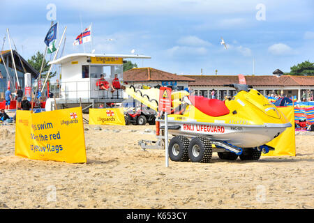 Station de sauvetage de la RNLI habités sur mer plage de Sandbanks populaires Dorset UK pendant les fêtes de fin d'été avec de l'équipement de sauvetage et mises en garde Banque D'Images