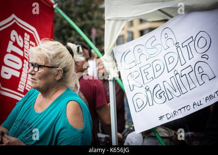 Rome, Italie. Sep 11, 2017. d'une manifestation des mouvements pour la chambre pour la région du Latium les militants des mouvements pour la maison se plaindre devant le siège de la région du Latium pour demander une réponse à l'urgence du logement de Rome. crédit : andrea ronchini/pacific press/Alamy live news Banque D'Images