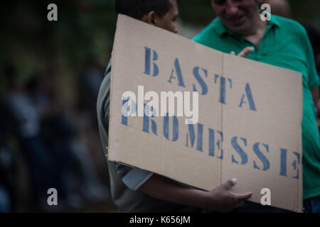 Rome, Italie. Sep 11, 2017. d'une manifestation des mouvements pour la chambre pour la région du Latium les militants des mouvements pour la maison se plaindre devant le siège de la région du Latium pour demander une réponse à l'urgence du logement de Rome. crédit : andrea ronchini/pacific press/Alamy live news Banque D'Images